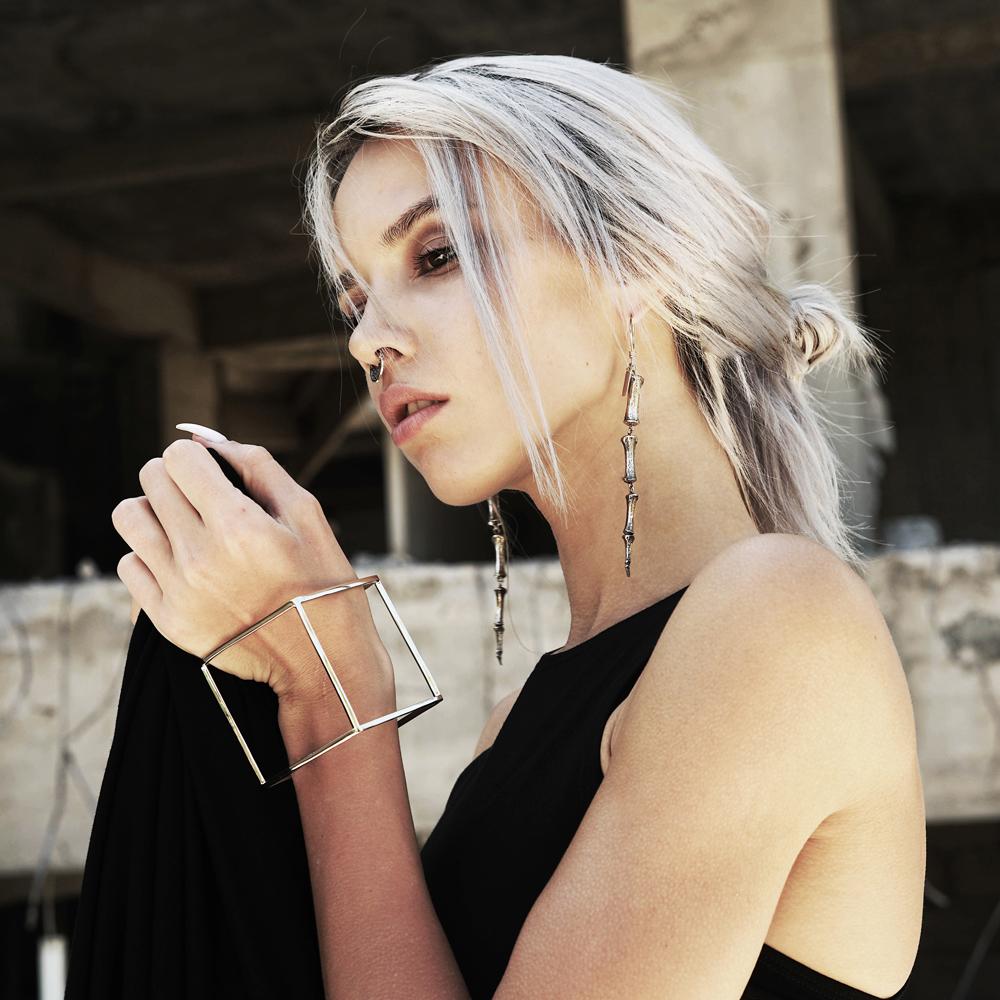 Horse Tail Bone Earrings Silver - eleven44